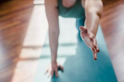 Hold out a hand — tendre la main