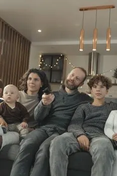 Abends schauen wir einen Film — Uveče gledamo film