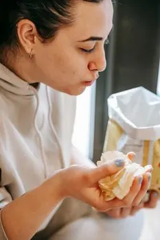 перекусить — munch on snacks