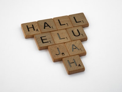 de façon hallucinante — hallucinatingly