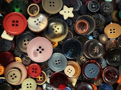 un naso all'insù — a button nose