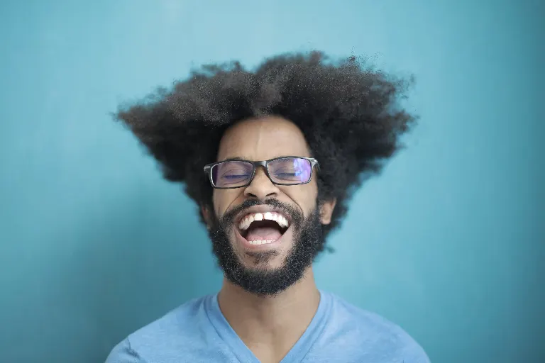 Il a un bon sens de l'humour — Tal on hea huumorimeel