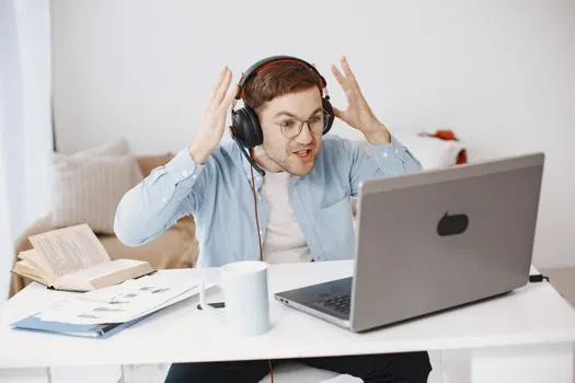 Das Internet ist langsam — İnternet yavaş