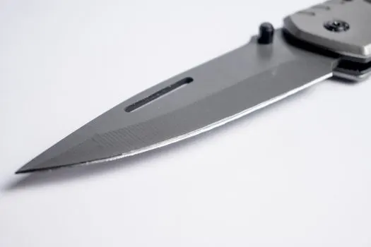 холодное оружие — bladed weapon