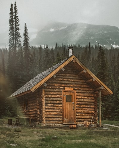 дым коромыслом — die Hütte brennt