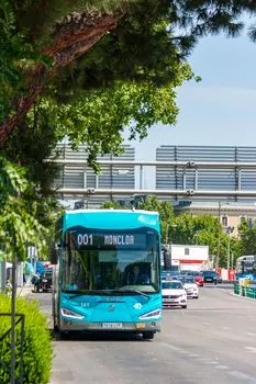 Ide li ovaj autobus do centra? — Questo autobus va in centro?