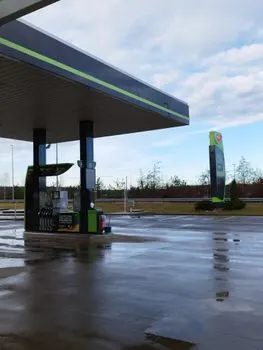 benzinska pumpa — Tankstelle