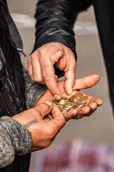 Možete li da mi vratite kusur? — Können Sie mir Wechselgeld herausgeben?