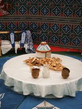 table basse traditionnelle pour les repas — sofra