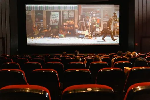 посмотреть фильм в кинотеатре — catch a film in theaters