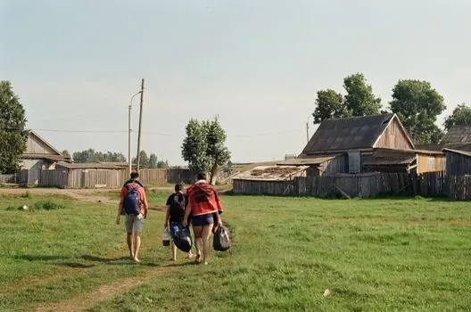 совершать поездки за город — go on trips to the countryside
