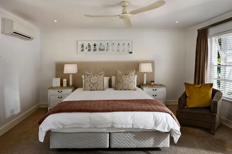 make the bed — hacer la cama