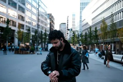 tut mir leid, dass ich zu spät bin — scusa il ritardo