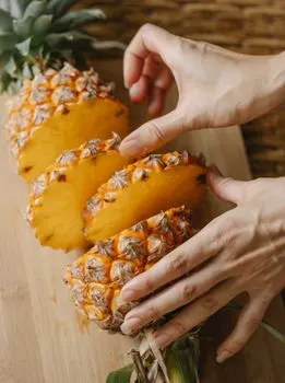 разрезать на кусочки — cut up into pieces