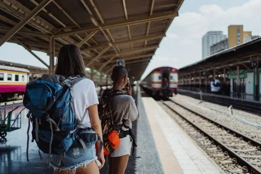 putujući — viaggiando