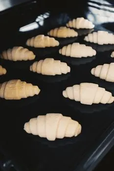 Un croissant — ein Croissant