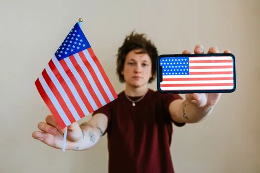 Она из Соединенных Штатов. — She is from the United States