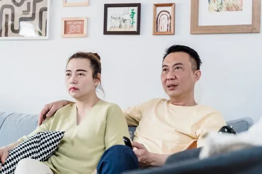 Abends schauen wir eine Serie — Gledamo seriju uveče
