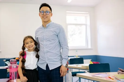 Qui est le professeur principal ? — Ko je razredni starešina?