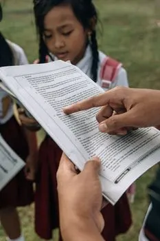 Приходите в школу вовремя каждый день. — Come to school on time every day