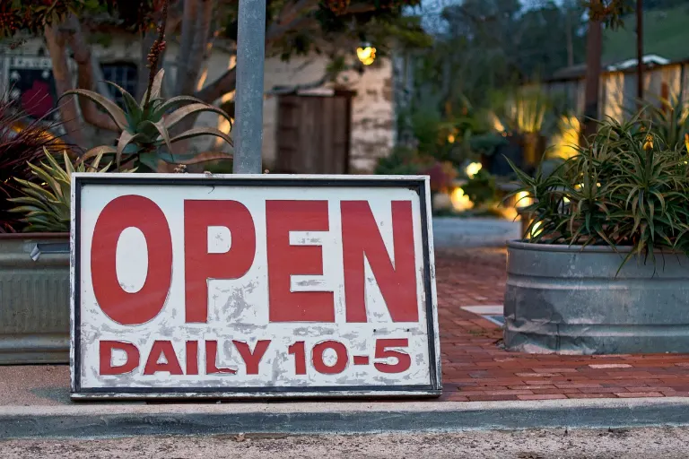 store hours — horaires d'ouverture