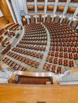 Аналогичные настроения распространены и среди политиков. — similar sentiment prevails among politicians