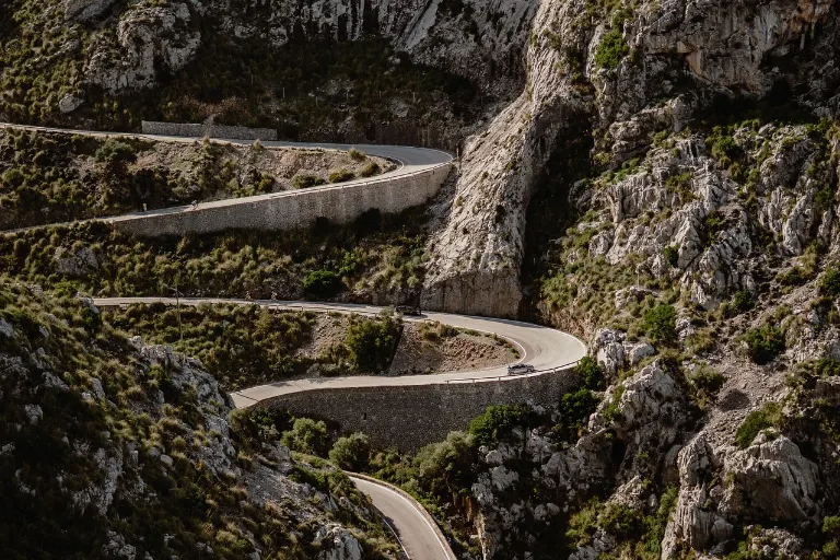 winding — sinueux
