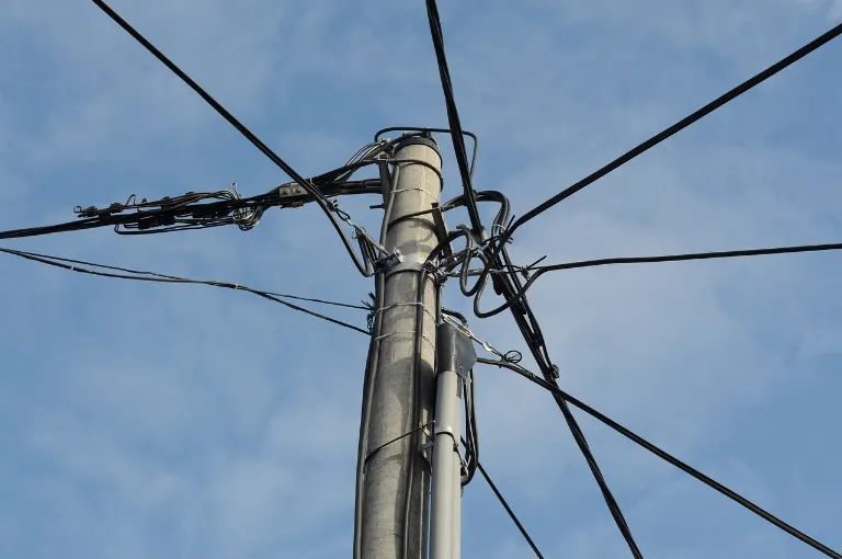 wires — fils électriques