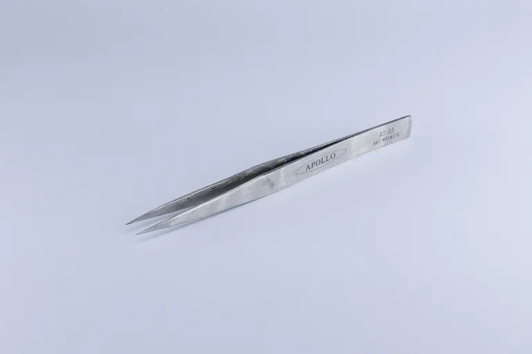 tweezers — pince à épiler