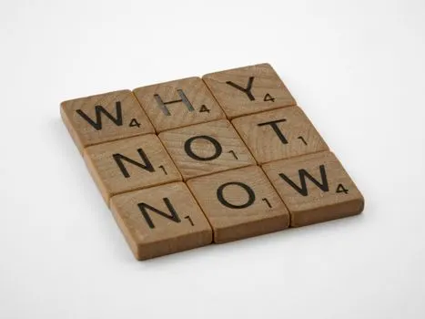 неохотно что-либо делать — be reluctant to do something