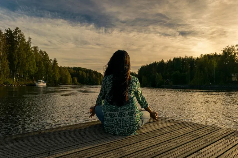 meditating — meditando