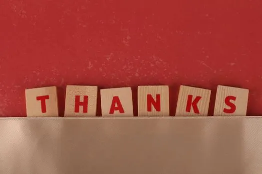 быть переполненным благодарностью — be overwhelmed with gratitude