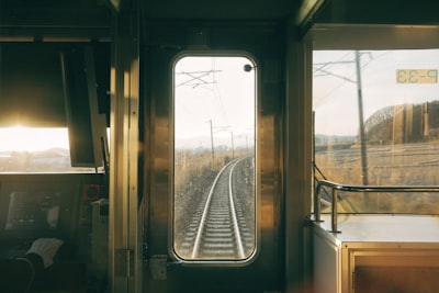 Through the window — par la fenêtre