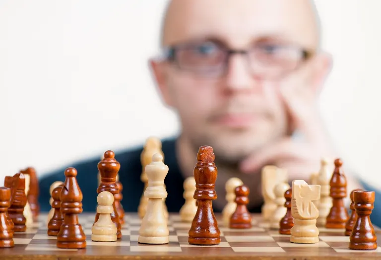 strategize — élaborer une stratégie