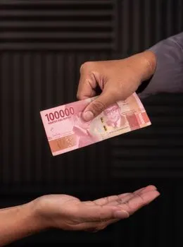 Вносит вклад — contributes