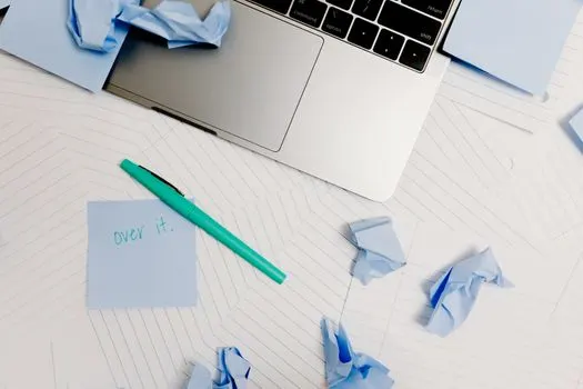 быть перегруженным работой — be overwhelmed by work
