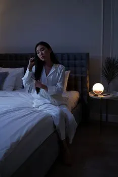 Ležem oko ponoći — Ich gehe gegen Mitternacht ins Bett