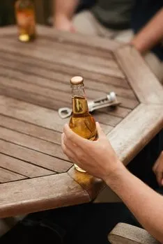 It's the thing you open bottles with — Es eso con lo que se abren las botellas