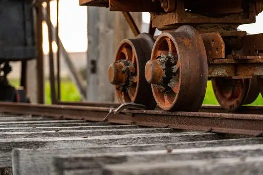 aus den Schienen springen — to derail