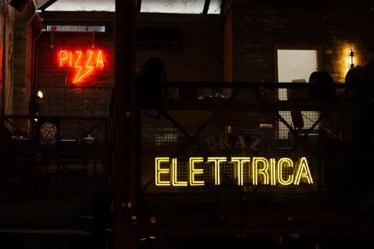 Подсвеченная вывеска — Lit-up sign