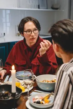 invite round for dinner — inviter à dîner