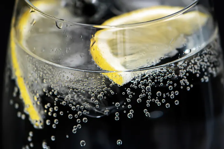 sparkling water — eau gazeuse
