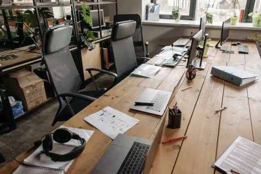au bureau — ins Büro