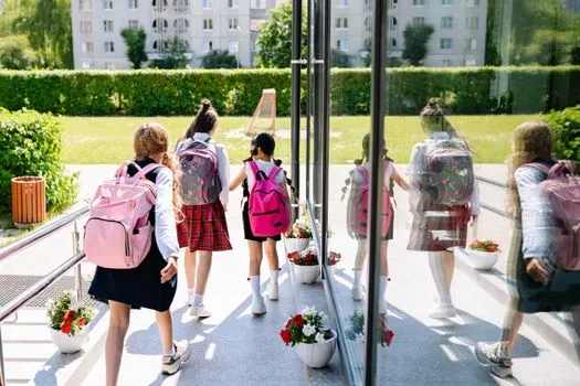 Преходи в вовремя в школу с друзьями — Get to school on time with your friends