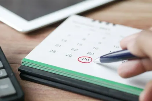 It's due on Friday — hay que entregarlo el viernes