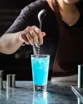 Перемешивание напитков — Stirring drinks