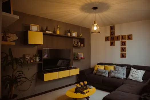 оживить — brighten up the room