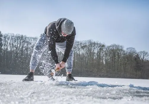 break the ice — przełamać lody