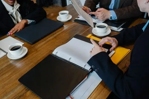 провести собрание — Hold a meeting