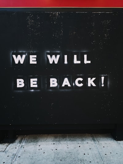 je reviens tout de suite — I will be right back